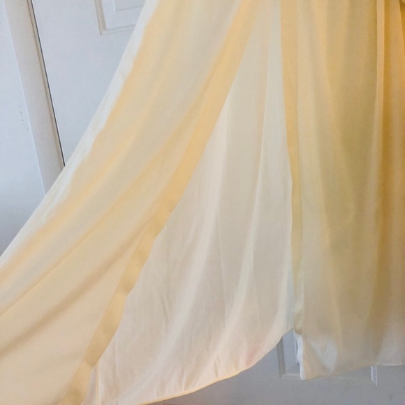 VINTAGE VICTORIAN STYLE CREAM ROBE - Picture 3 of 8